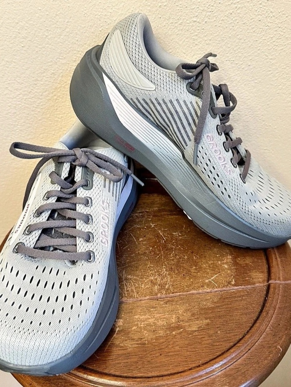 Brooks Ghost Max 3 Athletic Shoes ( Gray & Pink US 8.5 Like New )